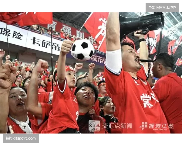 场边花絮：里昂小球迷冲入场内拥抱拉卡泽特，被安保友好带离